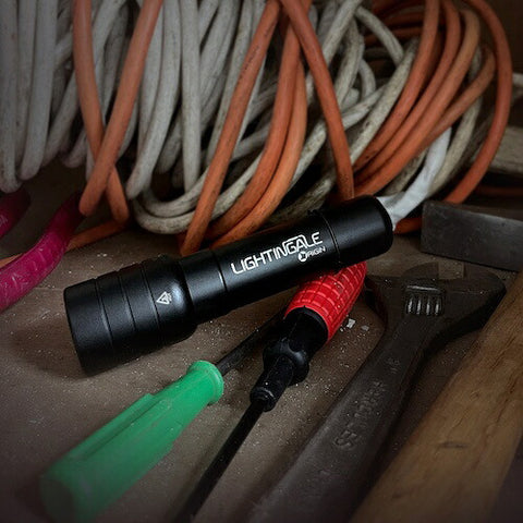 LIGHTINGALE 1250 流明亮度 LED 手电筒 [包括可为智能手机供电的充电电池] [防水]