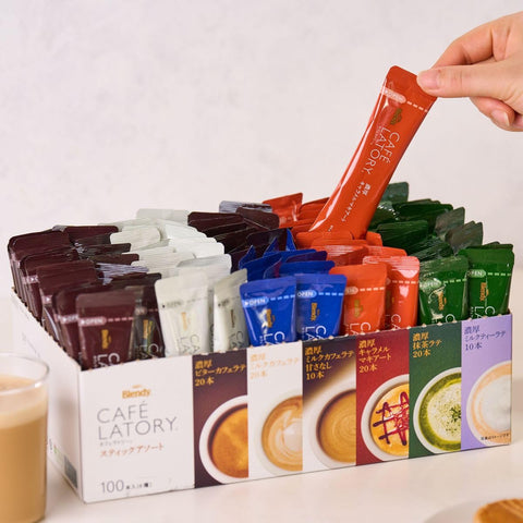 AGF ブレンディ カフェラトリー スティック アソート 100本 【 コーヒー 詰め合わせ 】【 差し入れに 】【ビターカフェラテ、ミルクカフェラテ、キャラメルマキアート、抹茶ラテ 各20本、ミルクカフェラテ甘さなし、ロイヤルミルクティー 各10本】