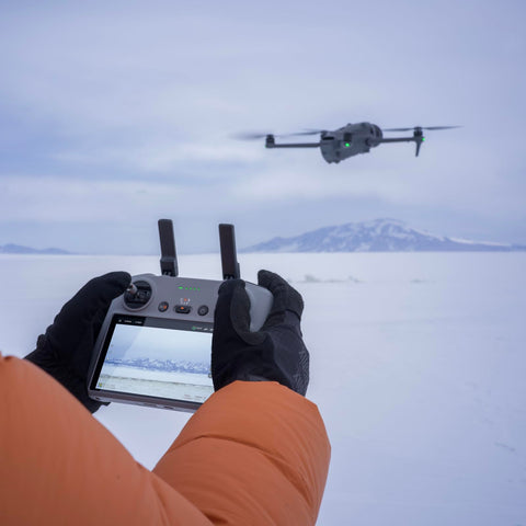 DJI Mavic 4 Pro ドローン（DJI RC 2付属） 1億画素超の4/3型CMOS Hasselbladカメラ搭載の3眼カメラドローン プロフェッショナル向けドローン 映像伝送距離15 km 最大51分飛行時間 バッテリー1個