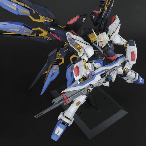 BANDAI SPIRITS(バンダイ スピリッツ) PG 機動戦士ガンダムSEED DESTINY ストライクフリーダムガンダム 1/60スケール 色分け済みプラモデル