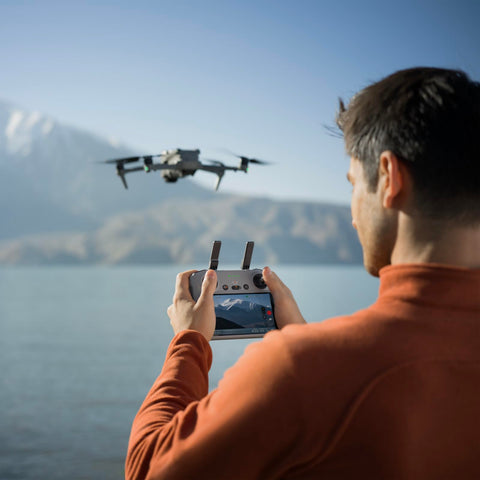 DJI Air 3S Fly Moreコンボ（RC 2スクリーン付き送信機付属）ドローン 4Kカメラ付き 1インチCMOS 広角＆中望遠 16歳以上推奨 4K/60fps HDR動画 全方向検知 長い飛行時間 バッテリーx3 合計動作時間135分 賠償責任保険1年無償付き