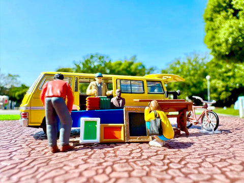 Tomytec 325246 Geo-Colle 64# Car Snap 25a Flea Market ABS Plastic PVC Doll & Accessories Set + 1/64 Scale Diecast Car Set
