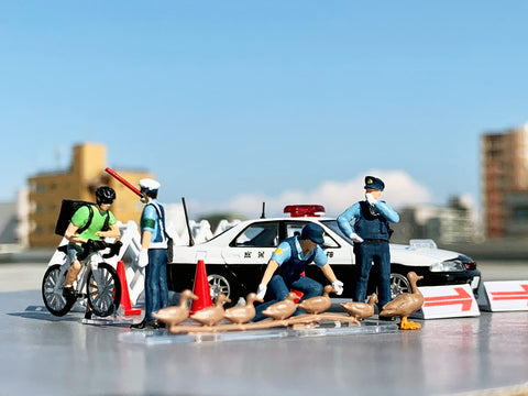Geocore 64 1/64# Car Snap 16a Police ABS PVC Doll & Accessories (Painted and Partially Assembled) + Diecast Mini Car Set 321590