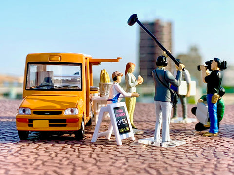 TOMYTEC Geo-Colle 64 1/64# Car Snap 11b TV Crew 2 ABS Plastic PVC Doll Accessories (Painted and Partially Assembled) + Diecast Mini Car Set