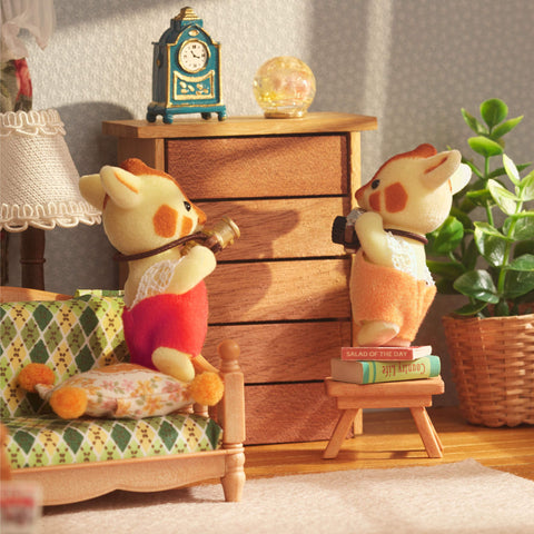 EPOCH Sylvanian Families FS-40 Giraffe Family Dolls, Safety Toy Mark Certified, Toy for Ages 3 Years and Up, Dollhouse