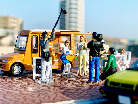 TOMYTEC Geo-Colle 64 1/64# Car Snap 11b TV Crew 2 ABS Plastic PVC Doll Accessories (Painted and Partially Assembled) + Diecast Mini Car Set